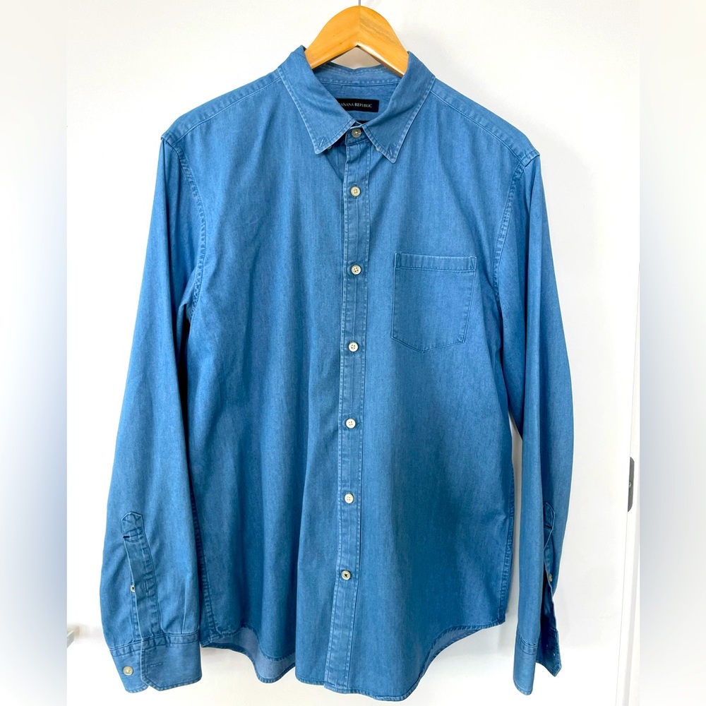 Banana Republic Men’s Button Down Chambray Shirt - M